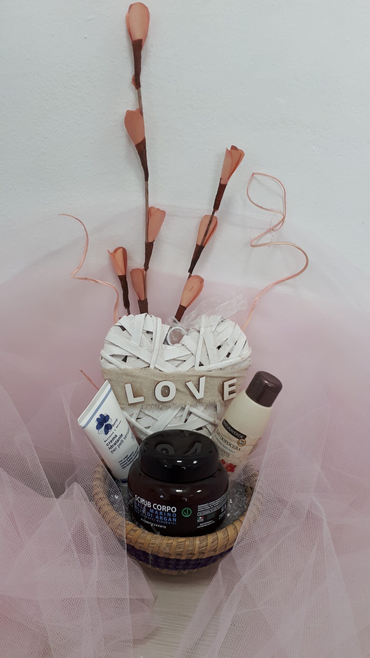 Confezione regalo LOVEBIO: cestino in paglia, inserto bleu confezionato con tulle rosa